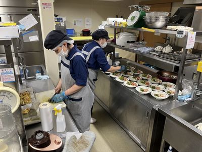 スタッフが働く清潔なキッチン