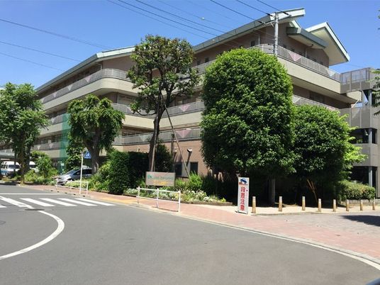 緑に囲まれた外観