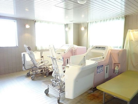 明るい浴室の設備  