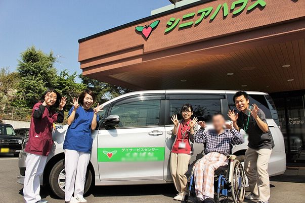 車椅子利用者とスタッフ