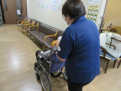 スタッフの介助作業