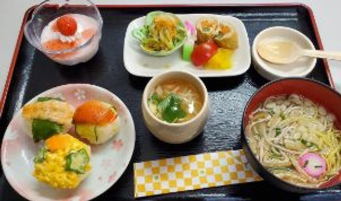 彩り豊かな料理のトレー