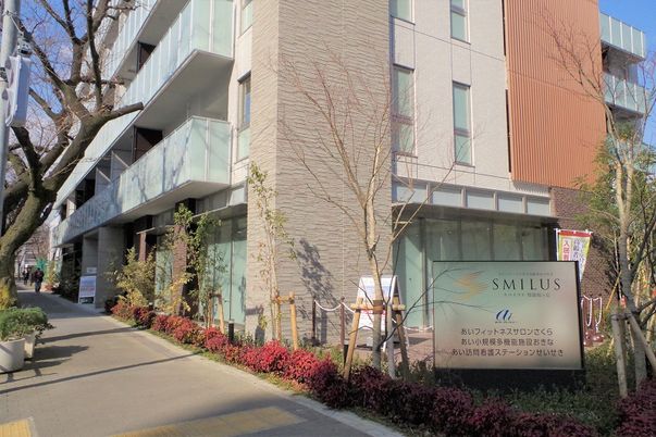 明るい施設のエントランス