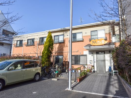 明るい日差しの外観