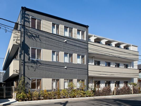 現代的な建物の外観