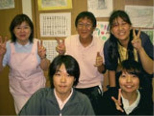 元気なスタッフの集合写真