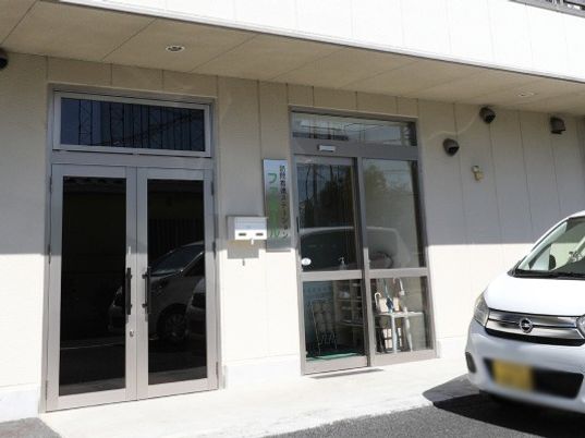 入り口ドアが並ぶ外観