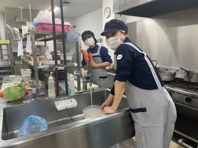 キッチンで働くスタッフ