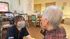 会話を楽しむ様子の居室