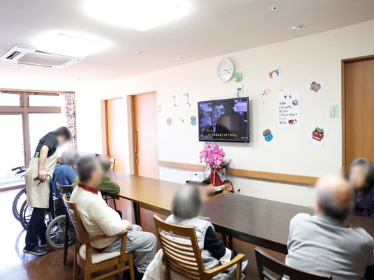居室で過ごす利用者たち