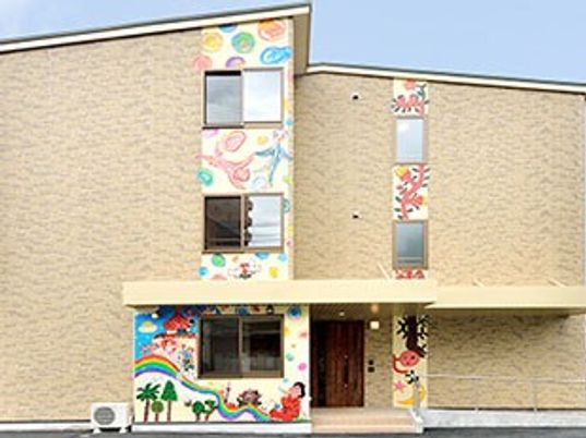 彩り豊かな建物の外観