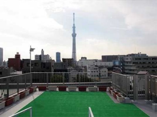 都市景観を望む屋上