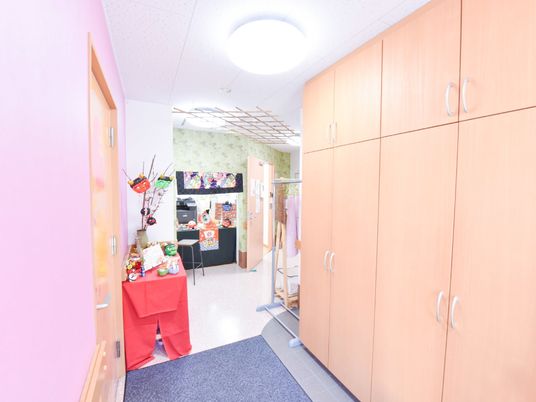 カラフルな廊下と掲示物