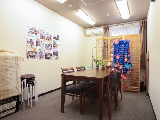 居室のテーブルと椅子