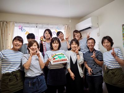 笑顔のスタッフ集合写真