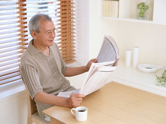 新聞を読む人