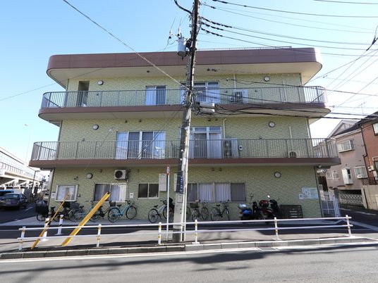 三階建ての外観  