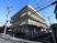 三階建ての施設外観 