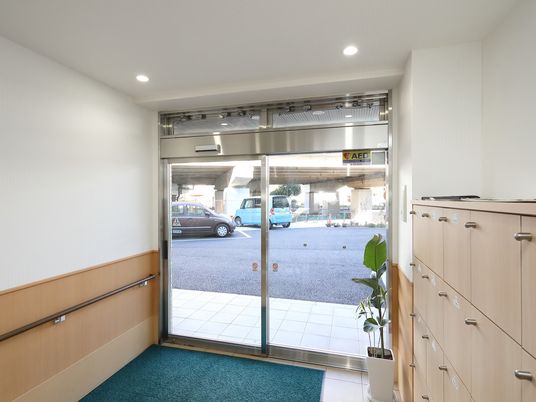 入口付近の明るい景観 