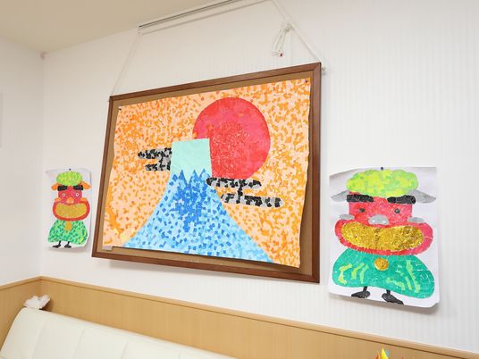  居室の壁に掛けられた絵  