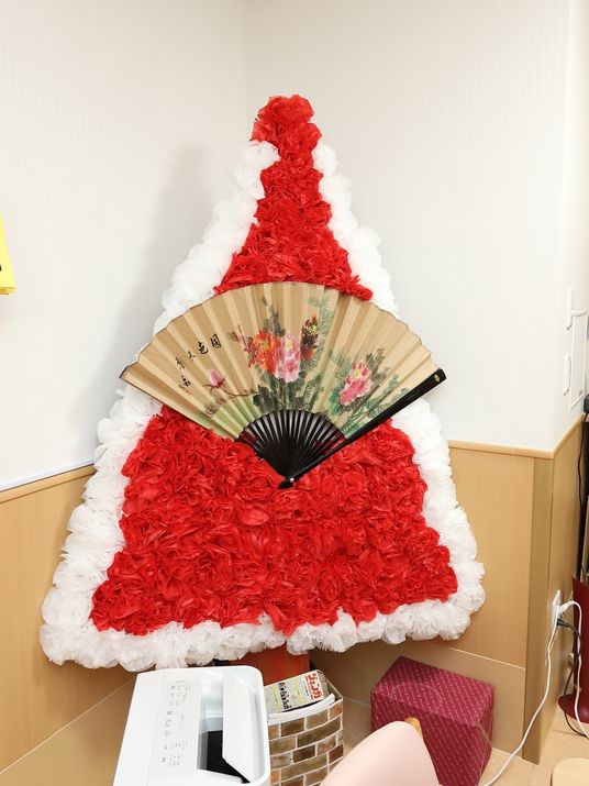  赤い白い飾りの和扇子 