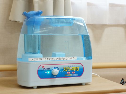 加湿器が置かれた机