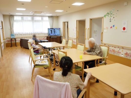 明るい共有リビング空間