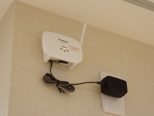 壁に取り付けられたルーター
