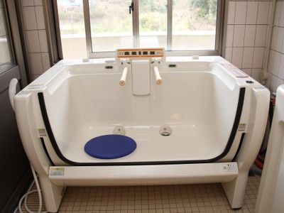 広々とした明るい浴室