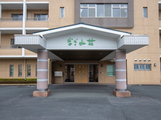 施設正面のエントランス