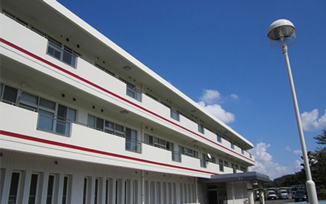 青空の下の建物外観