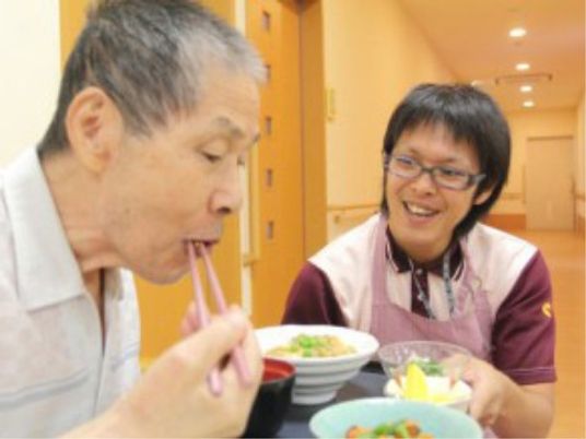食事をサポートするスタッフ