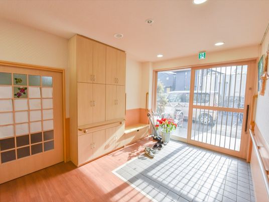 和風入口の明るい通路