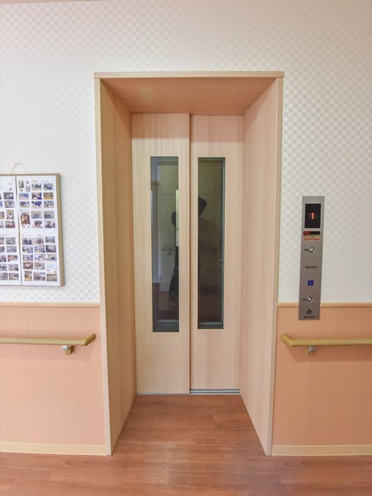 木目調のエレベーター前