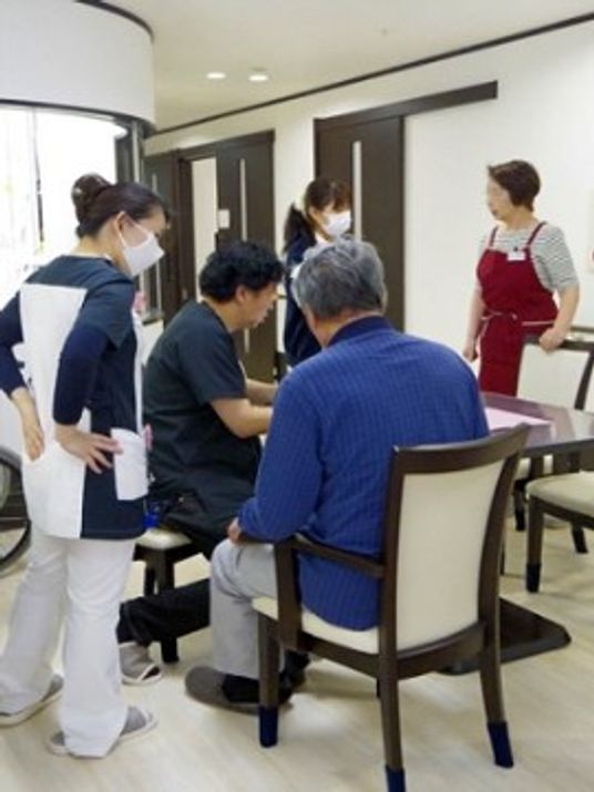 スタッフと利用者の活動場面
