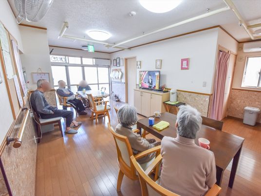 共有スペースでくつろぐ人々