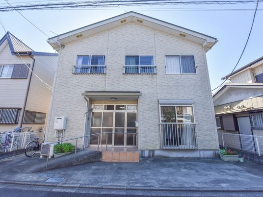 明るく清潔な建物外観