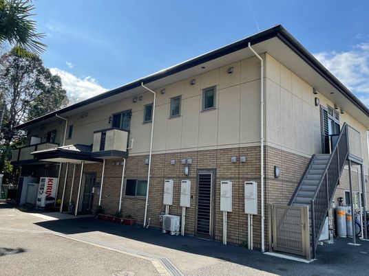 日差しが降り注ぐ建物外観
