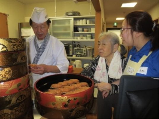 活動支援するスタッフと利用者