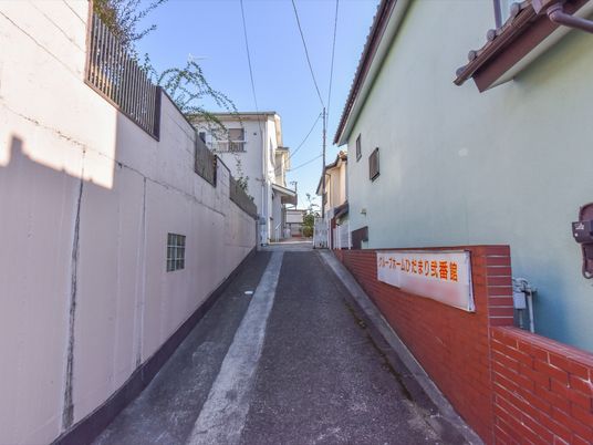 施設入口の通り風景