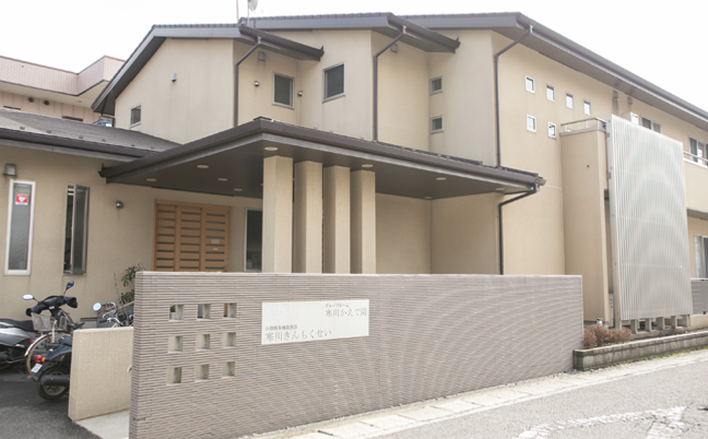 落ち着いた外観の建物