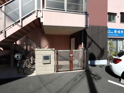 明るい日差しのエントランス