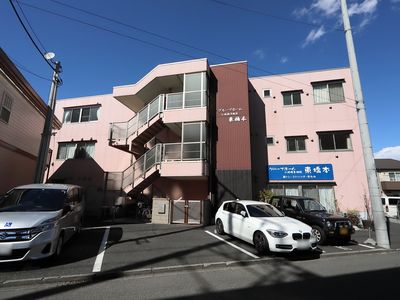 ピンクの建物の外観