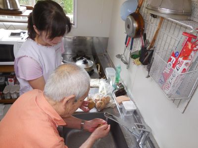 調理補助中のキッチン