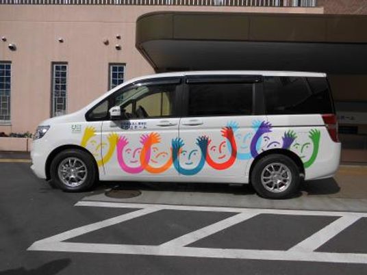 カラフルな車両の外観