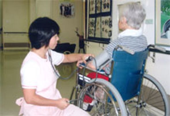 会話する看護師と利用者の廊下
