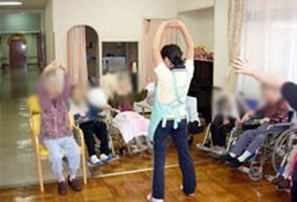 体操する人々の居室