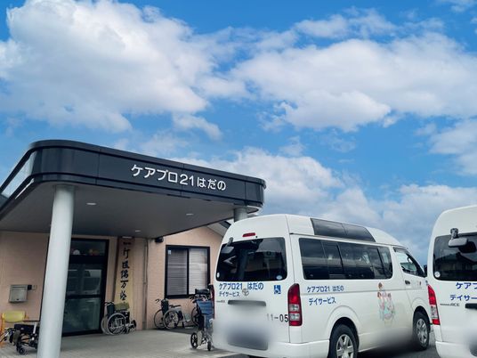 施設入口の車両