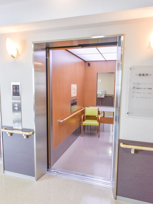 明るいエレベーター前