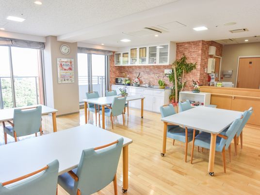 明るい食堂の全景